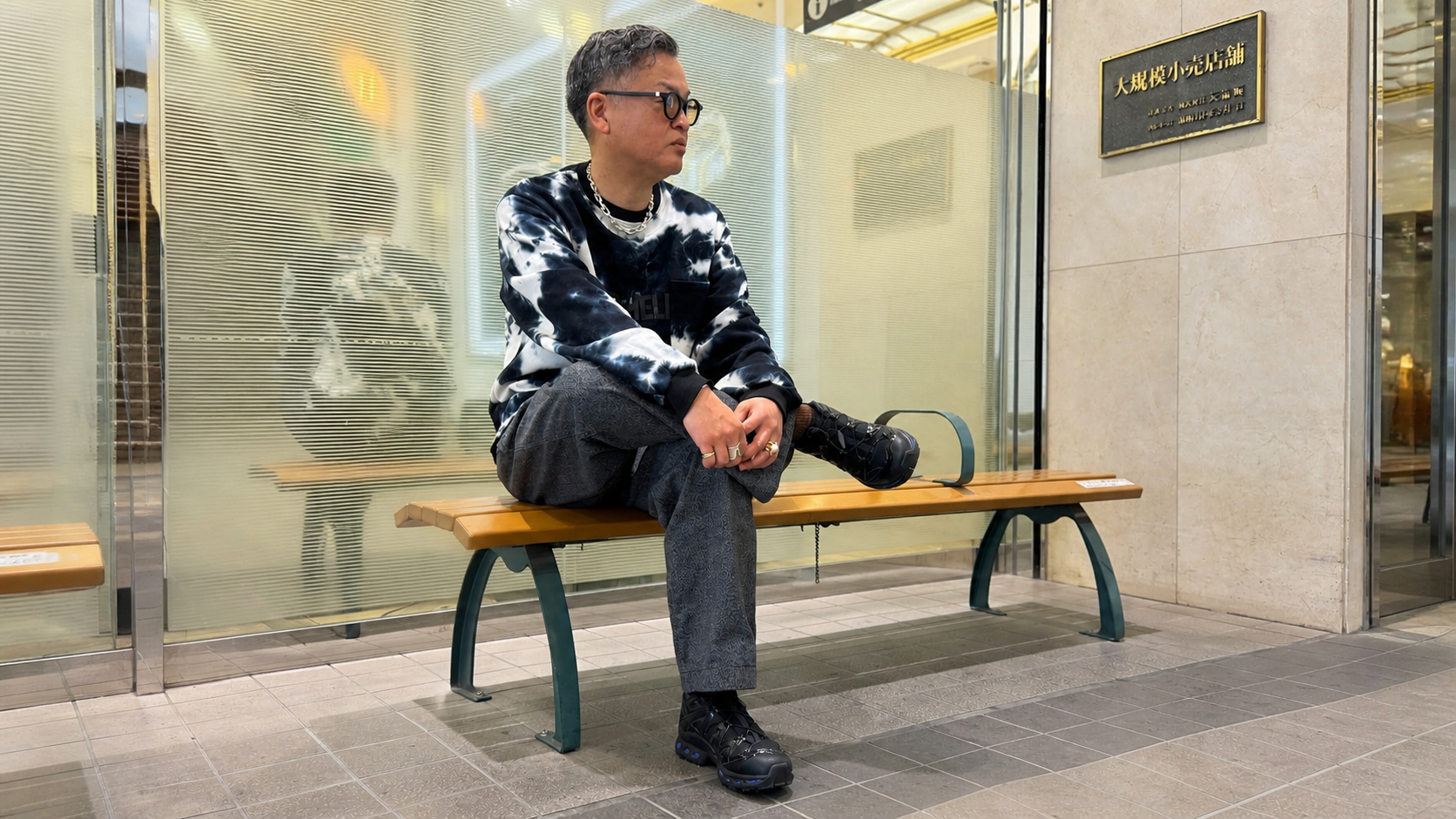 カジュアルな装いに高級時計を合わせたスタイリング