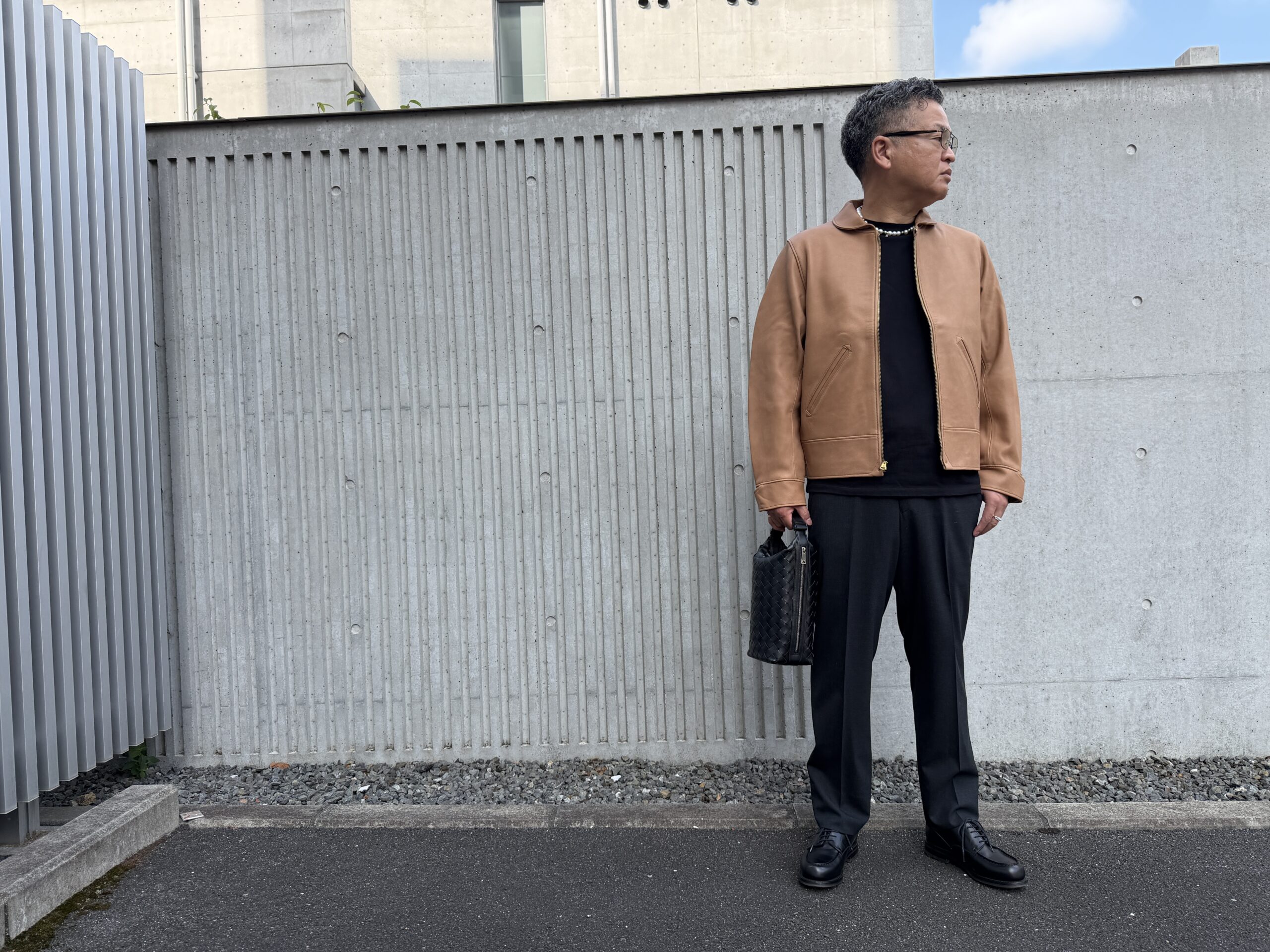 50代男性のレザージャケットコーデ。ダッパーズのキャメルレザージャケットに黒スラックスとJ.M. WESTONのゴルフを合わせた全身スタイル