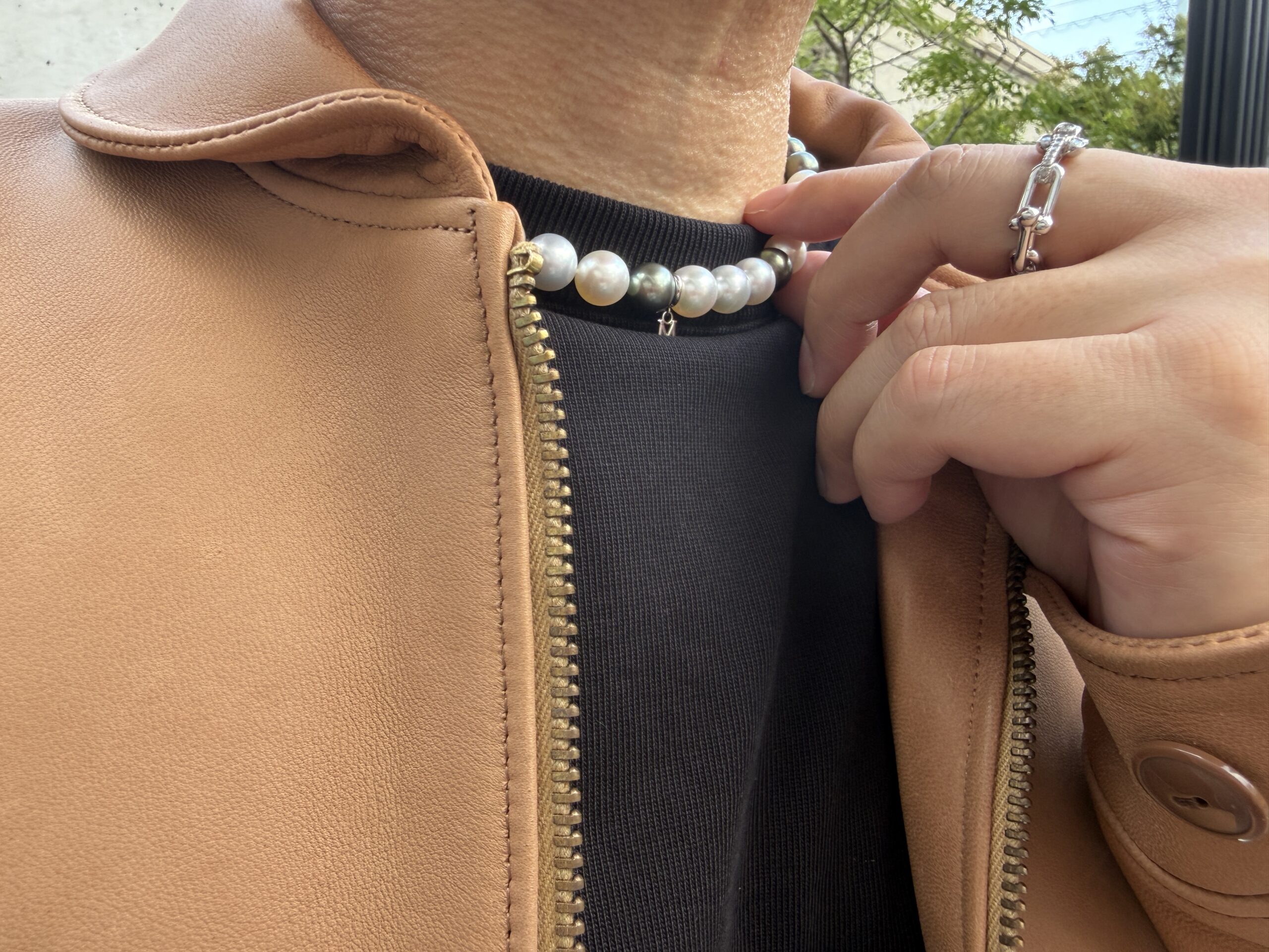 50代男性のレザージャケットコーデ。ダッパーズのキャメルレザージャケットに、ミキモトのパールネックレスを合わせた首元の着こなし