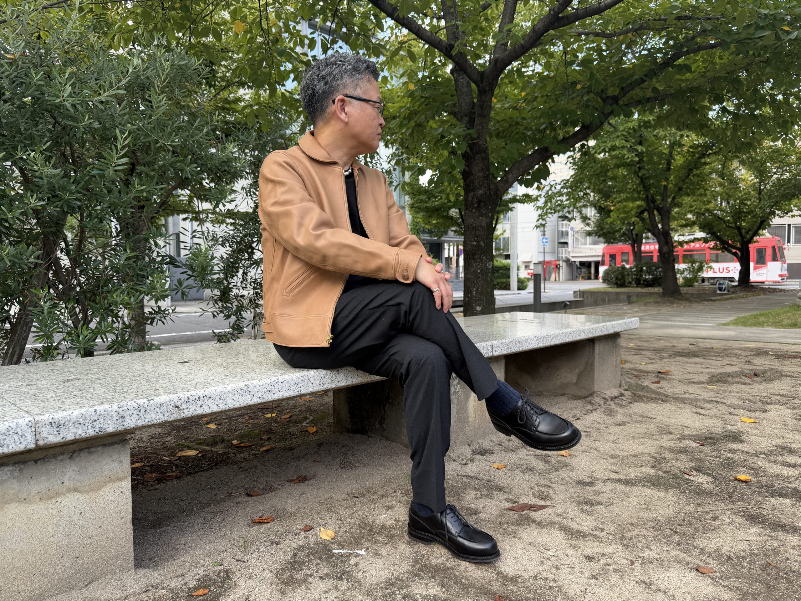 50代男性のレザージャケットコーデ。キャメルのレザージャケットに黒スラックス、J.M. WESTONのゴルフ、ジャガー・ルクルトのレベルソを合わせた大人の着こなし